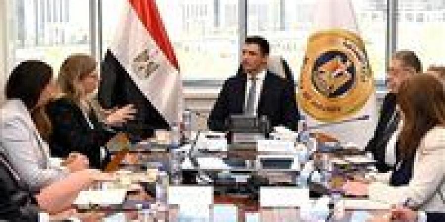 وزير الصناعة يبحث مع وفد شركة فولكس فاجن خطط الشركة للتوسع في صناعة السيارات في مصر