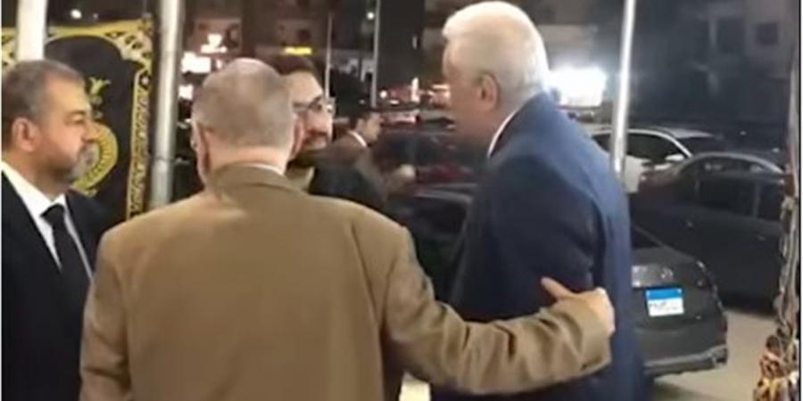 لحظة وصول سامح عاشور لتقديم واجب العزاء فى مختار نوح (فيديو)