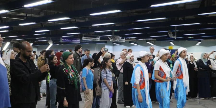 "الثقافة" تنظم عرضا فنيا مبهجا بمحطة مترو هليوبوليس في محبة الإسكندرية
