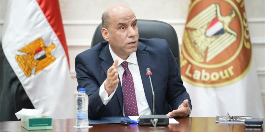 "العمل": إدارات متخصصة لمتابعة الحاصلين على تأشيرات وتصاريح العمل