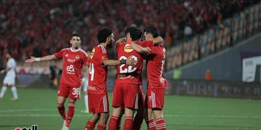 بن شرقى يضيف ثالث أهداف الأهلى فى شباك الزمالك والنتيجة 3-0.. صور