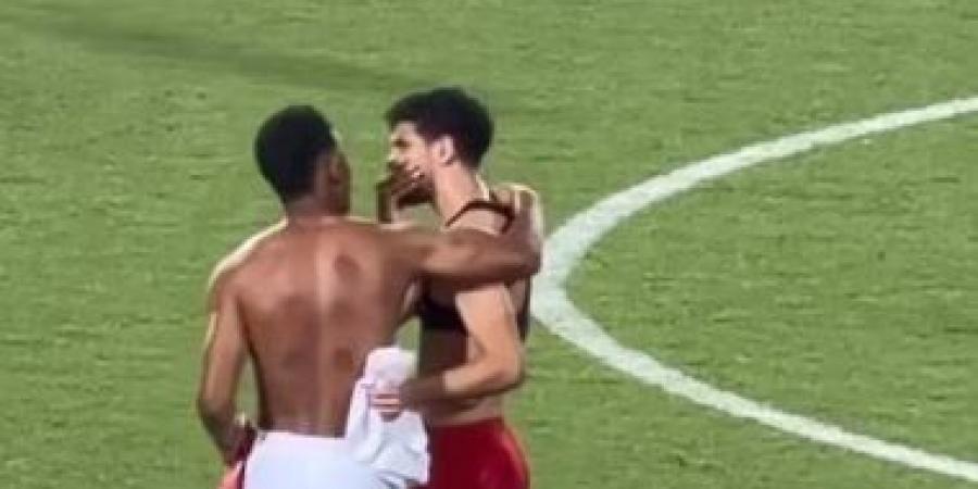 بن رمضان يتبادل قميصه مع الجزيرى بعد مباراة الأهلى والزمالك
