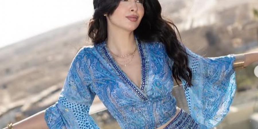 سارة بركة تخطف الأنظار بإطلالة ساحرة أمام الأهرامات (صور)