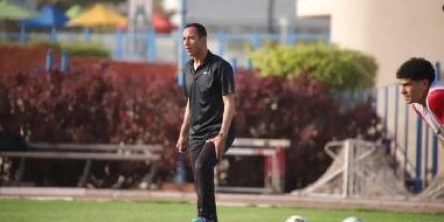 أحمد عبد العزيز يحفز لاعبى سموحة بمحاضرة فنية قبل مواجهة الزمالك