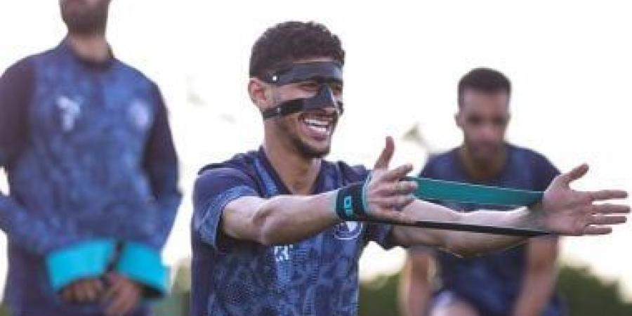 قطة يشارك فى تدريبات بيراميدز الجماعية بقناع الوجه بعد جراحة كسر الأنف