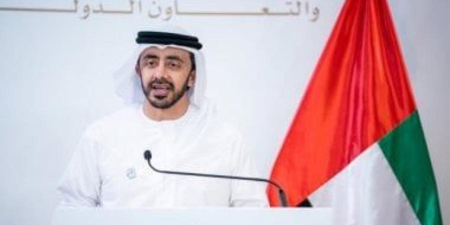 وزير خارجية الإمارات يبحث هاتفيا مع نظراء مختلفين جهود السلام