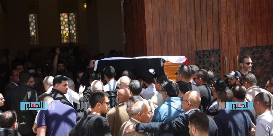 وداعًا هاني شاكر.. فنانون وشخصيات عامة يؤدون صلاة الجنازة على فقيد الفن «فيديو»