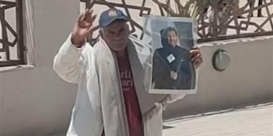 «حاضن صورته».. أحد جمهور هاني شاكر يرثيه بطريقته الخاصة (فيديو)