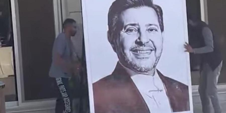 طائرة درون ولافتة بـ "نسيانك صعب أكيد".. اللقطات الأولى من عزاء هاني شاكر