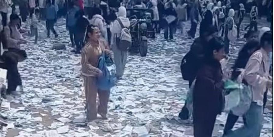 مشهد صادم.. تلاميذ بالدقهلية يمزقون كتبهم الدراسية أمام المدرسة قبل الامتحانات (فيديو)