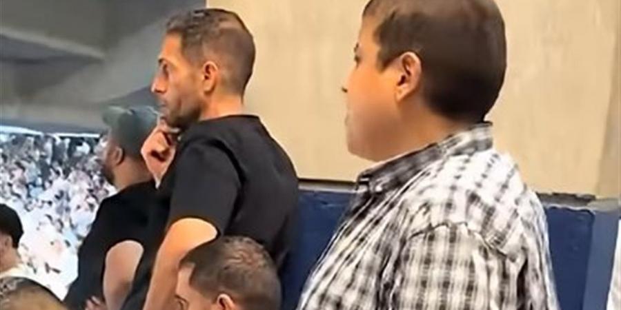 المشجع الغامض يظهر في مدرجات الزمالك.. قالوا عنه مسافر عبر الزمن «فيديو»