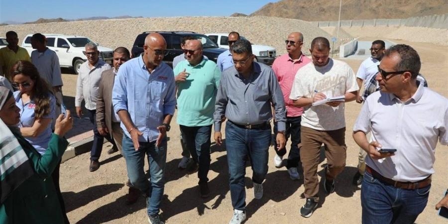 محافظ البحر الأحمر يوجّه بالاعتماد على الطاقة الشمسية لتشغيل مدفن مرسى علم الصحي