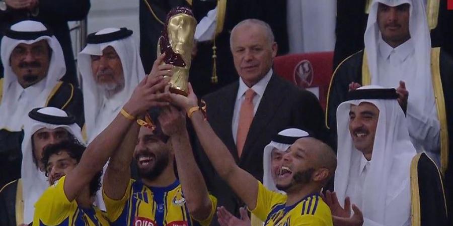 هاني أبوريدة يلبّي دعوة أمير قطر ويشهد تتويج الغرافة بالكأس