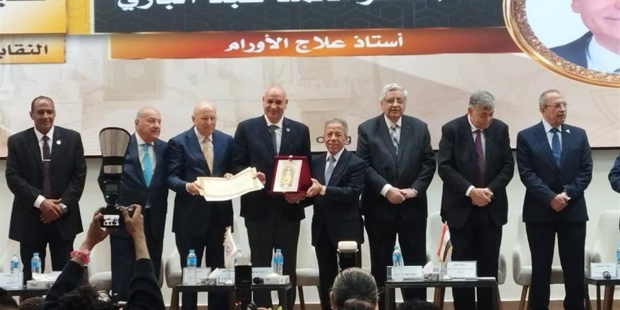 رئيس جامعة مدينة السادات يُتوَّج بلقب «الطبيب المثالي» تقديرًا لمسيرته العلمية خلال احتفالية يوم الطبيب المصري الـ48