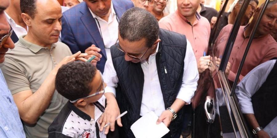 محافظ المنوفية يوقع "أوتوجراف" لطالب ويهديه رسالة تحفيزية