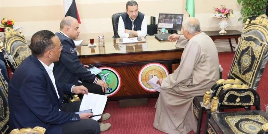 قطار «كلنا عندك» يصل الشهداء.. محافظ المنوفية يلتقي 50 مواطنًا