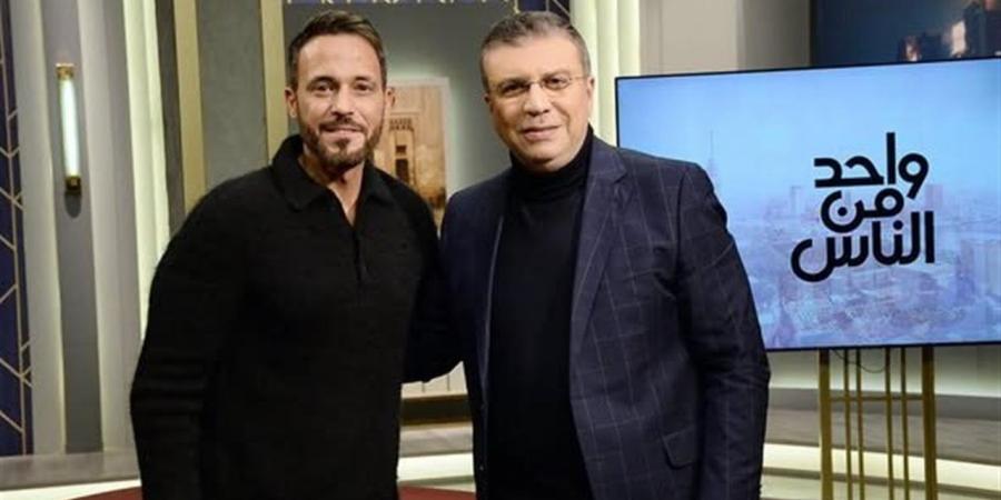 عمرو الليثي يكرم يوسف الشريف بعد نجاح مسلسل "فن الحرب" بدرع التميز