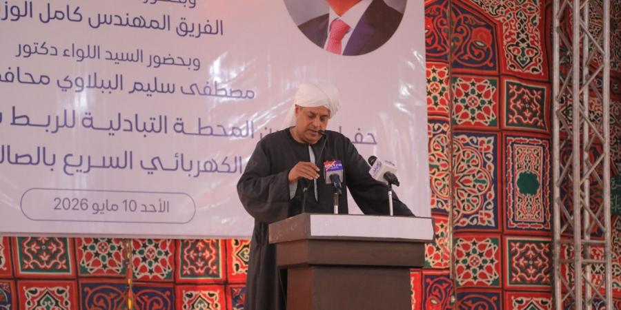 ​وزير النقل ومحافظ قنا يسلمان شيكات التعويضات للمتضررين من شاغلي المباني والأراضي المتعارضة مع مسار المشروع بنطاق محطة قنا