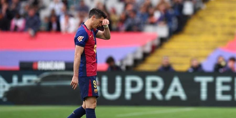 روبرت ليفاندوفسكي يلمّح لمغادرة برشلونة بحثًا عن تحدٍ أقل ضغطًا