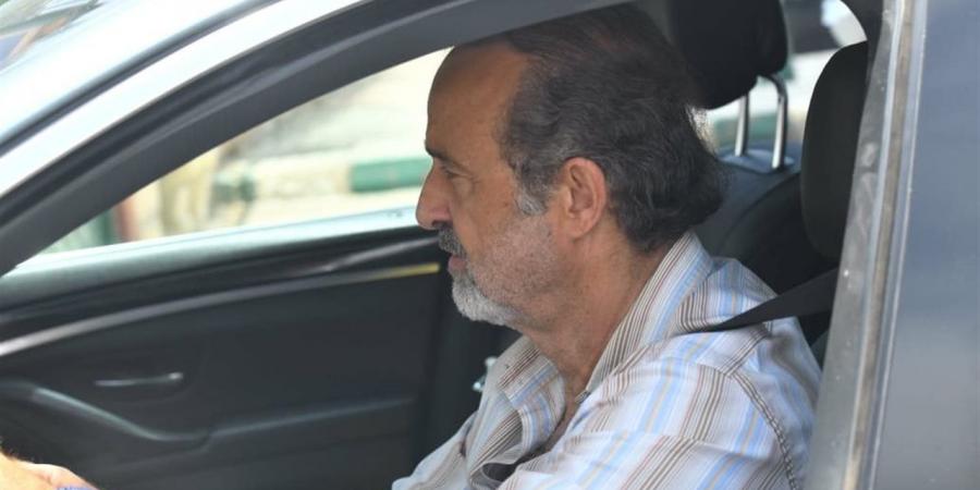 الفنان أيمن عزب يشارك في جنازة الراحل عبدالرحمن أبو زهرة (فيديو)