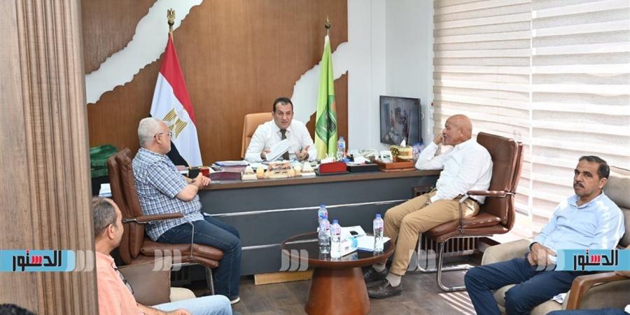 جهاز العاشر يناقش خطة تطوير البنية التحتية لشبكات المياه والإنارة والصرف بالمجاورات القديمة