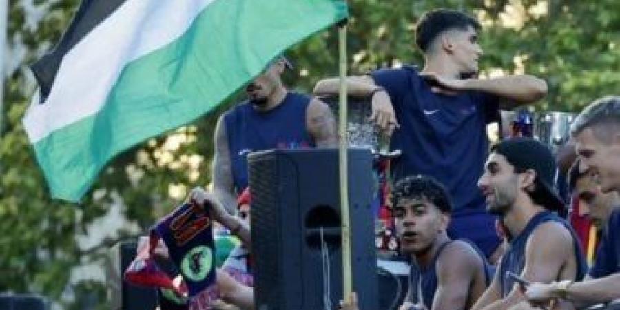 جوارديولا يدافع عن لامين يامال بعد رفع علم فلسطين: موقفه يدعو للفخر