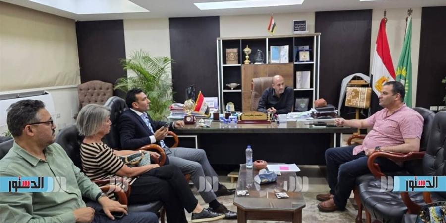 رئيس جهاز الشروق يناقش خطط تطوير التعليم ومواجهة الزيادة السكانية بالمدينة