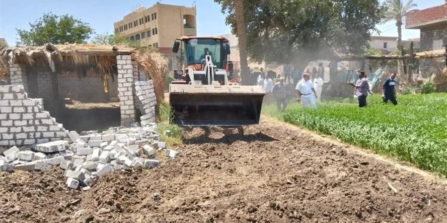إزالة فورية لـ18 حالة تعدٍ ومخالفة بناء علي الأراضي الزراعية وأملاك الدولة بالمنيا