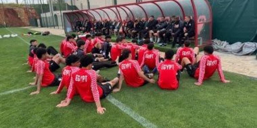 جلسة تحفيزية للاعبي منتخب الناشئين قبل مواجهة تونس بكأس الأمم الأفريقية