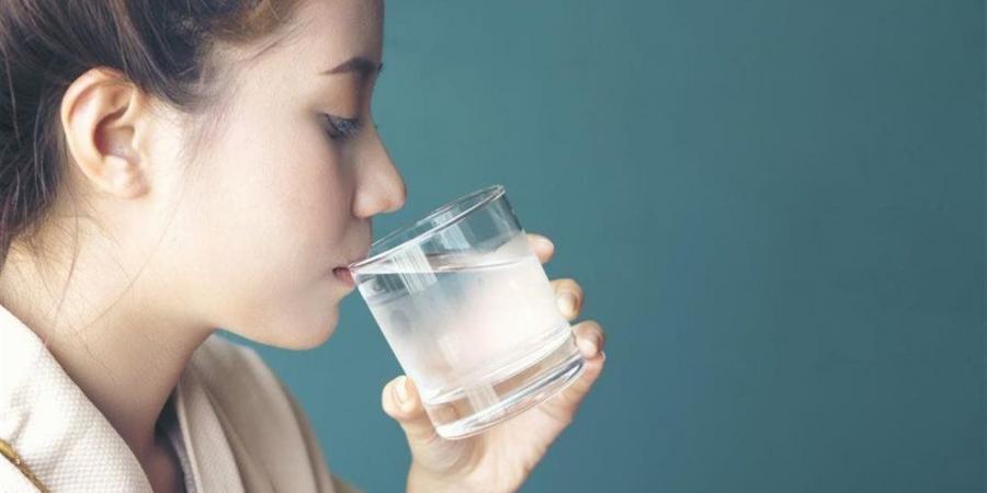 مفاجآت صحية مذهلة تحدث لجسمك عند شرب الماء فور الاستيقاظ