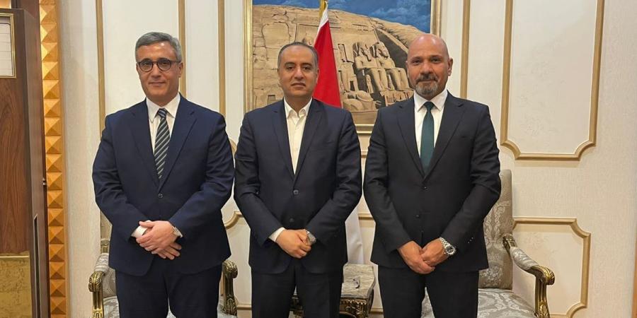 نيابة عن وزير الشباب.. حسن مصطفى يستقبل وزير الرياضة الجزائري قبل نهائي الكونفدرالية