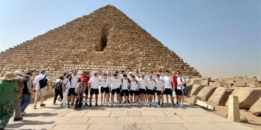 منتخب المجر للشباب لكرة اليد يزور الأهرامات في جولة تاريخية