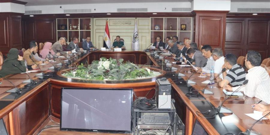 السكرتير العام ببني سويف يترأس اجتماع لجنة حصر المُنشآت والكيانات غير المُرخصة