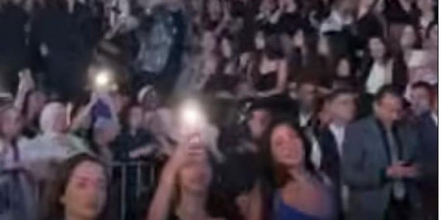 من كل الأعمار.. تفاعل الجمهور بالرقص في حفل أنغام بمسرح الـ"أرينا" (فيديو)