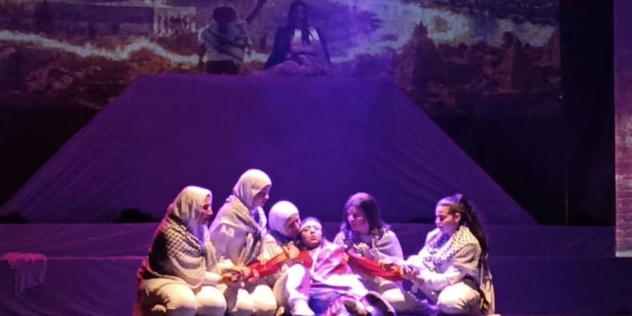 منازل القمر".. عرض مسرحي يكشف قسوة الحروب على المرأة العربية