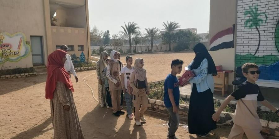 بالورود والشوكولاتة.. مدارس الفيوم تستقبل التلاميذ بفرحة وبهجة في أول أيام امتحانات نهاية العام 2026