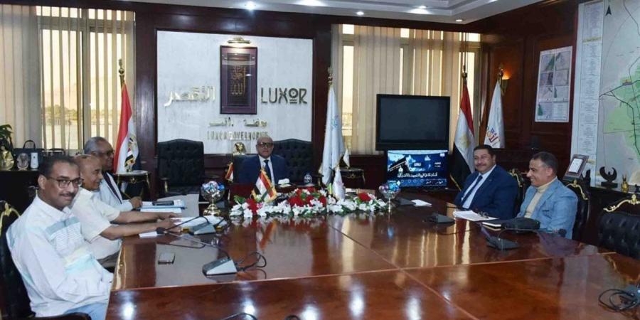 رئيس مدينة القرنة يتابع افتتاح منافذ خدمات التأمين الصحي الشامل بالأقصر