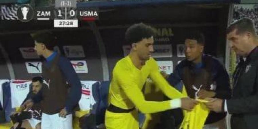 عواد يجري عمليات الإحماء بعد إصابة المهدي سليمان ودعم من جماهير الزمالك