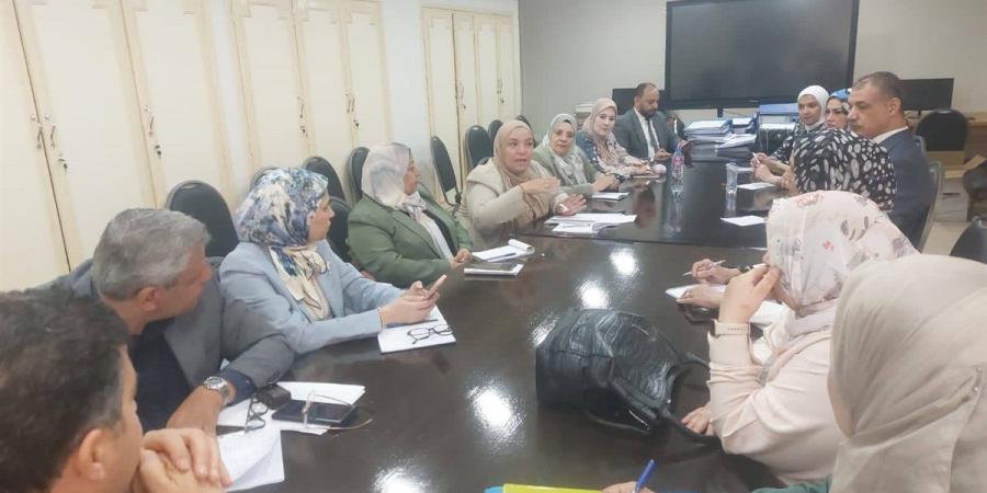 نائب رئيس جامعة الأزهر يناقش تطوير الأداء الأكاديمي وتمكين المرأة بفرع البنات