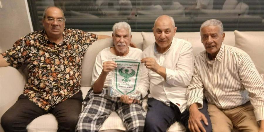 الوفاء للمعلم.. وفد من قدامى المصري يكرم حسن شحاتة (صور)