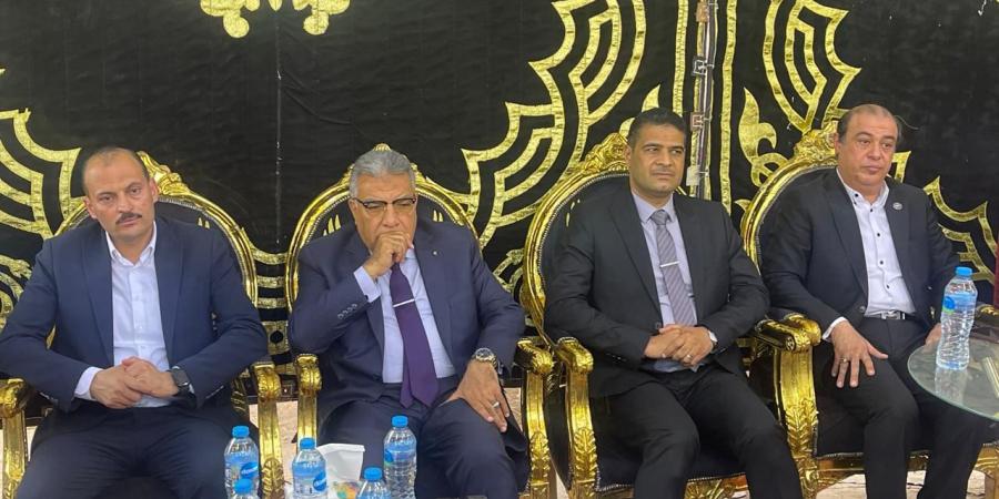 محافظ الدقهلية يشارك أهالي الخضيري عزاء ضحايا حادث شرق العوينات