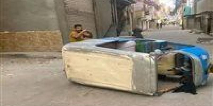 مشادة على الأجرة تنتهي بحادث خطير في بلبيس.. قلب توك توك براكبه يثير الغضب
