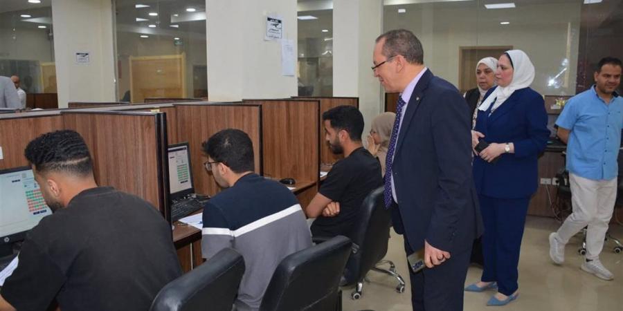 نائب رئيس جامعة طنطا يتفقد مركز الاختبارات الإلكترونية لمتابعة امتحانات كلية الصيدلة