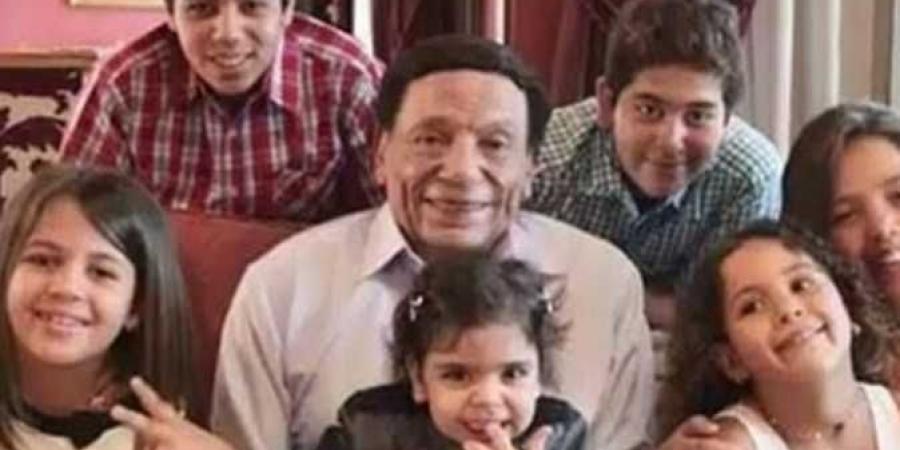 لقطات نادرة في عيد ميلاده.. عادل إمام بين العائلة بصورة خاصة