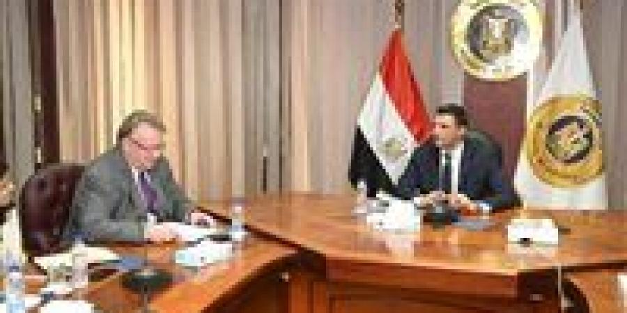 وزير الصناعة يبحث مع مدير مكتب منظمة العمل الدولية بالقاهرة مشروعات المنظمة الحالية والمستقبلية