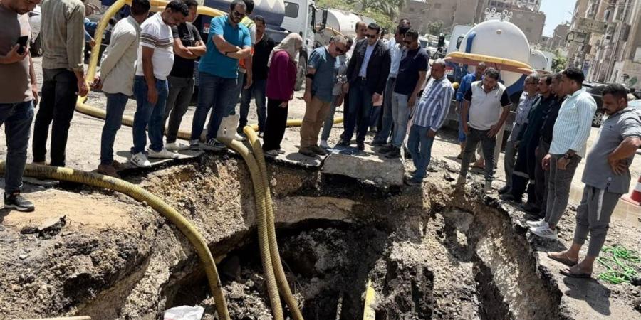 الدفع بـ 18 سيارة كسح لشفط مياه كسر خط الـ 500 مم بمنطقة الحادقة بالفيوم