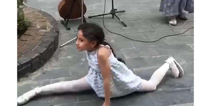 "طفلة الباليرينا" أصغر راقصة باليه تخطف أنظار زائري شارع الفن بحركات استعراضية (فيديو)