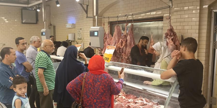 تحت رعاية محافظ الفيوم.. إقبال كبير على منافذ بيع اللحوم البلدية المخفضة في ختام المرحلة السابعة للمبادرة