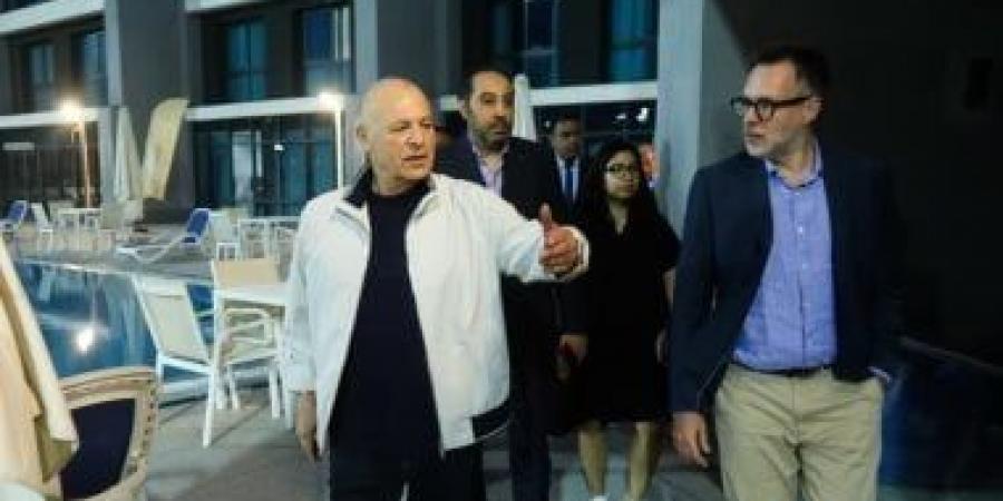 هانى أبو ريدة يستقبل السفير الكندى ويصطحبه فى جولة بمركز المنتخبات