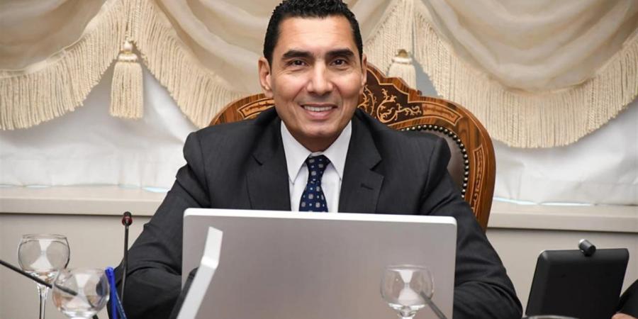 وزير الرياضة يلتقي مسؤولي الغوص والإنقاذ لبحث استعدادات تأمين حمامات السباحة خلال العيد